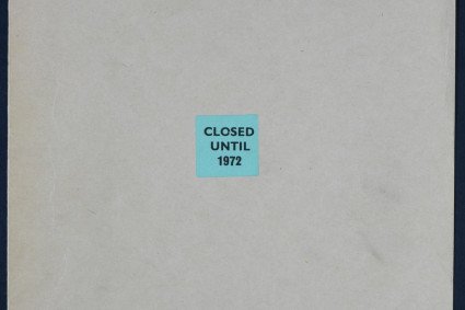 Ein blauer Aufkleber mit dem englischen Vermerk: Closed until 1972