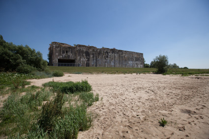 Der Bunker "Valentin" in der Totalen. Im Vordergrund der Strand an der Weser