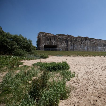 Der Bunker "Valentin" in der Totalen. Im Vordergrund der Strand an der Weser