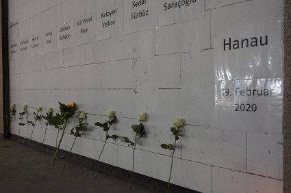 Gedenkwand im Bunker "Valentin" mit den Namen: "Gökhan Gültekin, Sedat Gürbüz, Said Nesar Hashemi, Mercedes Kierpacz, Hamza Kurtović, Vili Viorel Păun, Fatih Saraçoğlu, Ferhat Unvar und Kaloyan Velkov. Hanau, 19. Februar 2020". Davor stehen Blumen und eine Kerze.