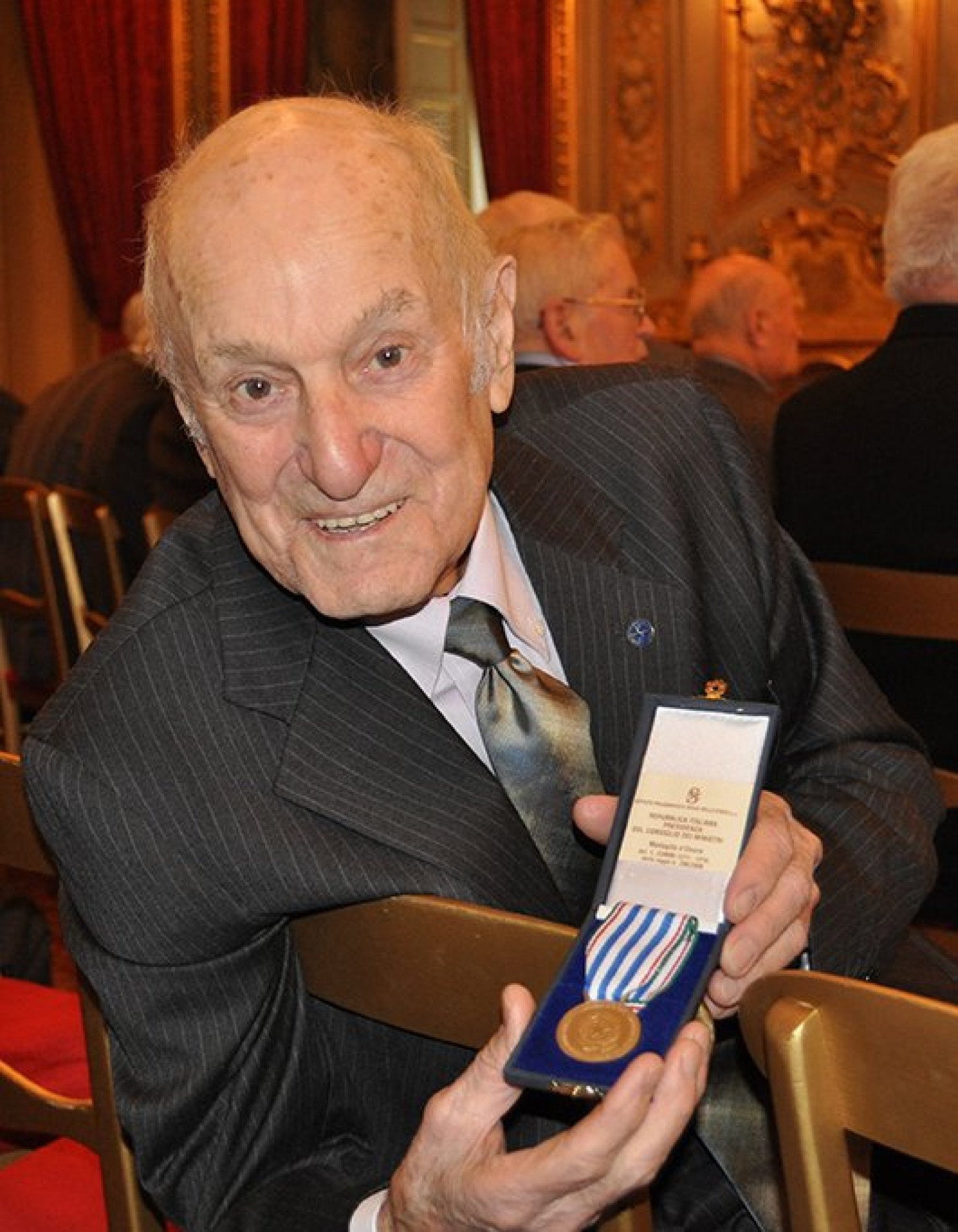 Elia Tomasi mit seiner Ehrenmedaille für italienische Militärinternierte 