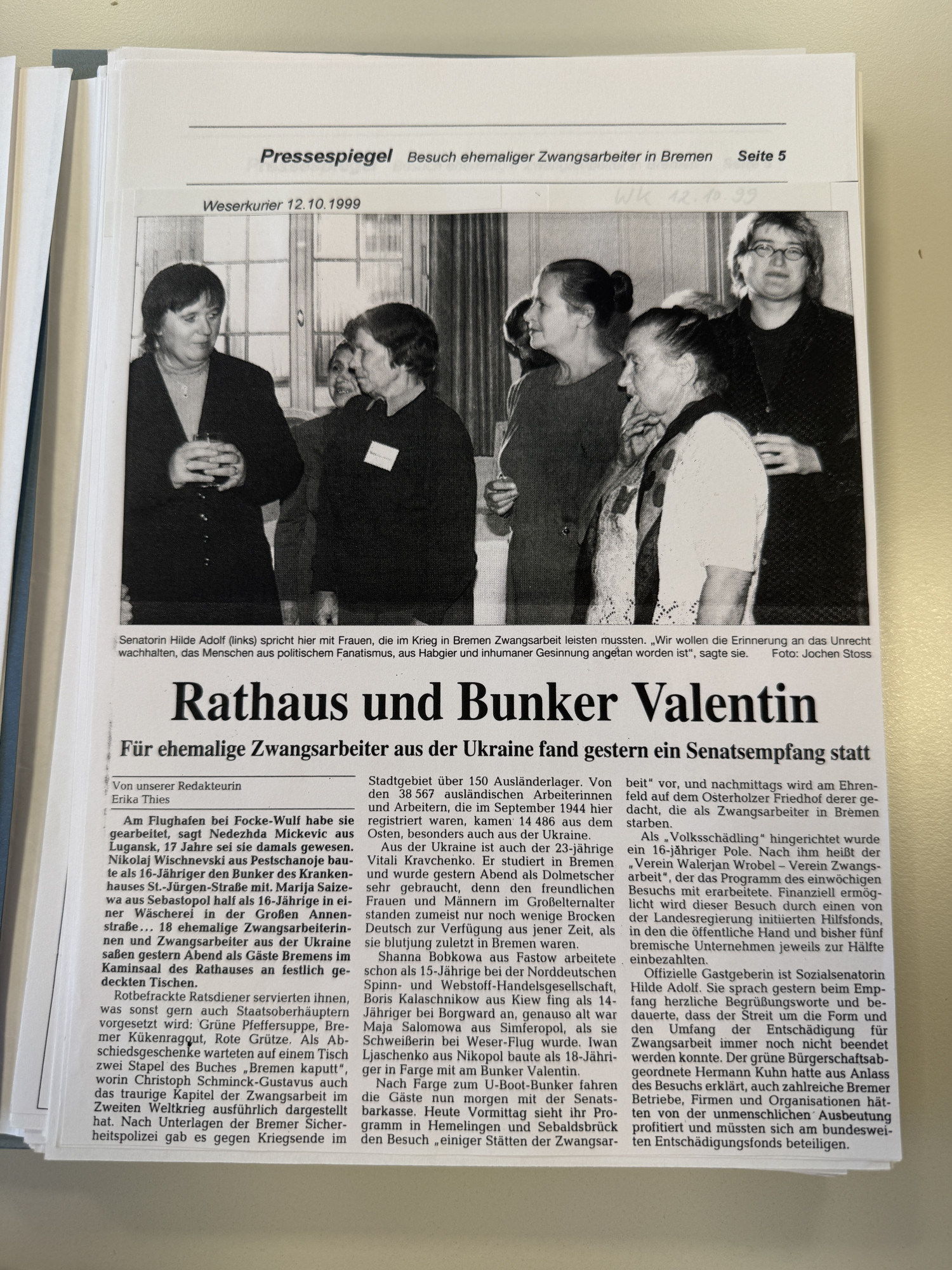 Ein Artikel mit der Überschrift Rathaus und Bunker Valentin. Dazu ein Foto der Senatorin Hilde Adolf, die mit mehreren Frauen spricht. 