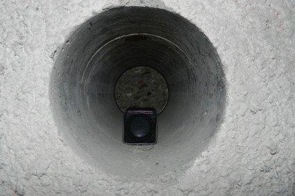 Kleiner Lautsprecher in einer Aushöhlung im Beton des Bunkers