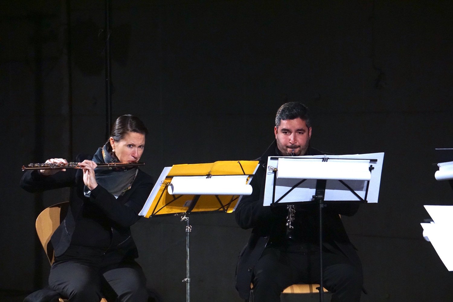 Zwei Musiker:innen spielend. 