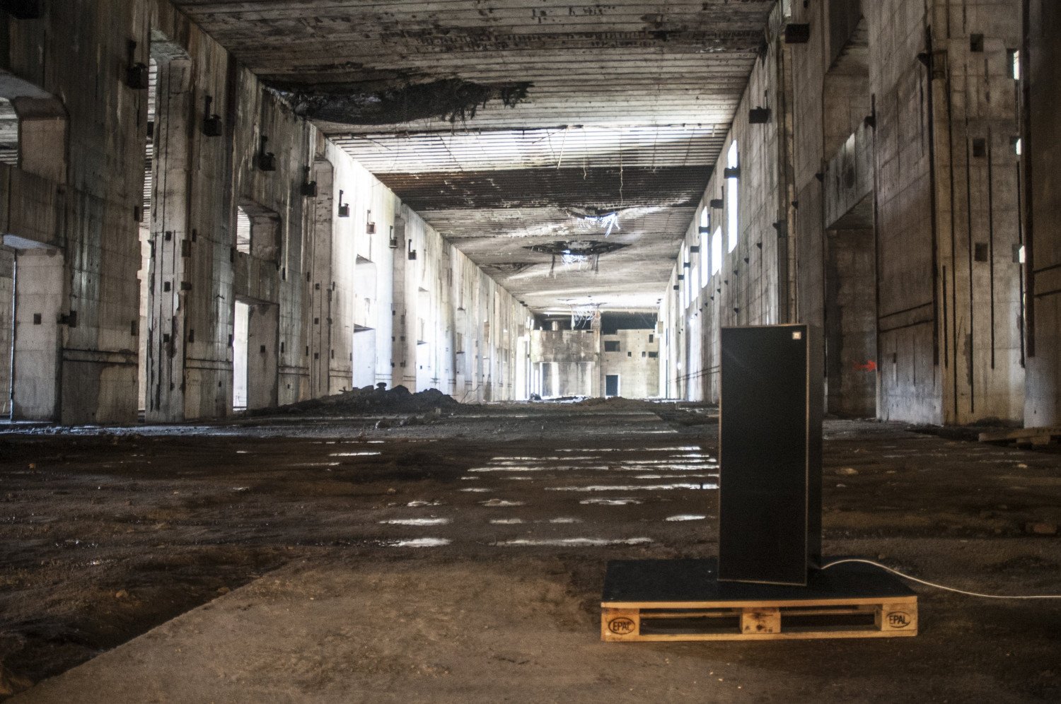 Ein Lautsprecher steht im Ruinenteil des Bunkers "Valentin" 