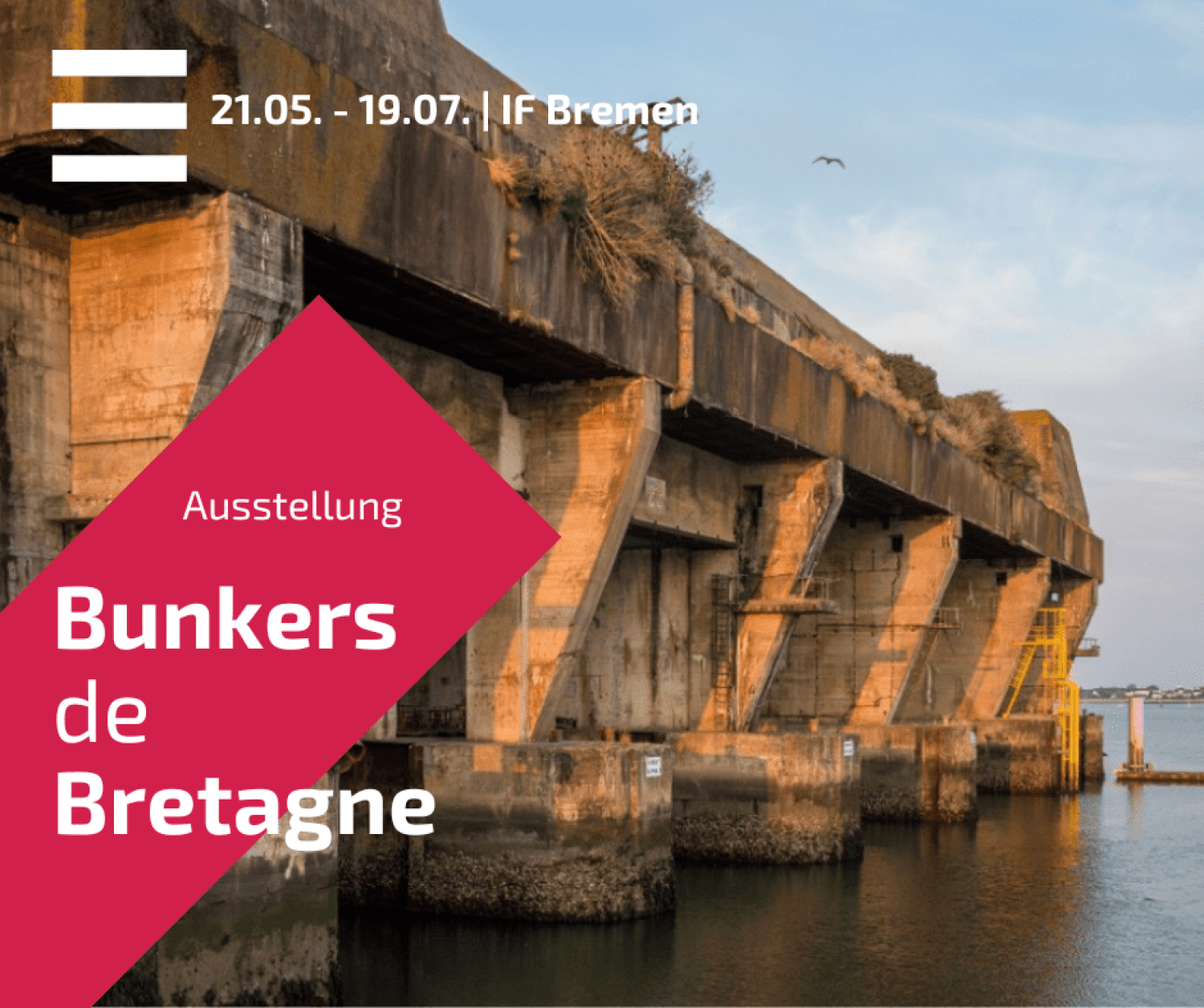 Im Wasser liegende Bunkerwerft mit der Information 21.5.-19.7. Ausstellung Bunkers de Bretagne. 