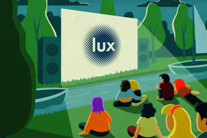 Es handelt sich um eine Zeichnung: Menschen sitzen auf einer Wiese vor einer Leinwand, die das Logo 'lux' zeigt, umgeben von Bäumen und einem nächtlichen Himmel.