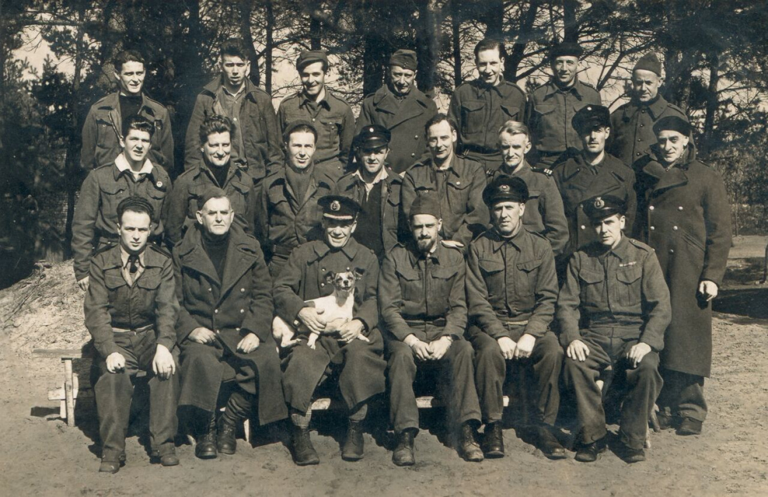 Auf dem schwarz-weißen Bild sind 32 Männer abgebildet, die für ein Gruppenfoto posieren. In der vordersten Reihe ist außerdem mittig auf dem Schoß eines Mannes ein Hund platziert. Auf dem Bild handelt es sich um britische und irische Matrosen. Alle Männer schauen in die Kamera, fast alle von ihnen lachen und werden augenscheinlich von der Sonne geblendet, weswegen viele die Augen zusammenkneifen.  