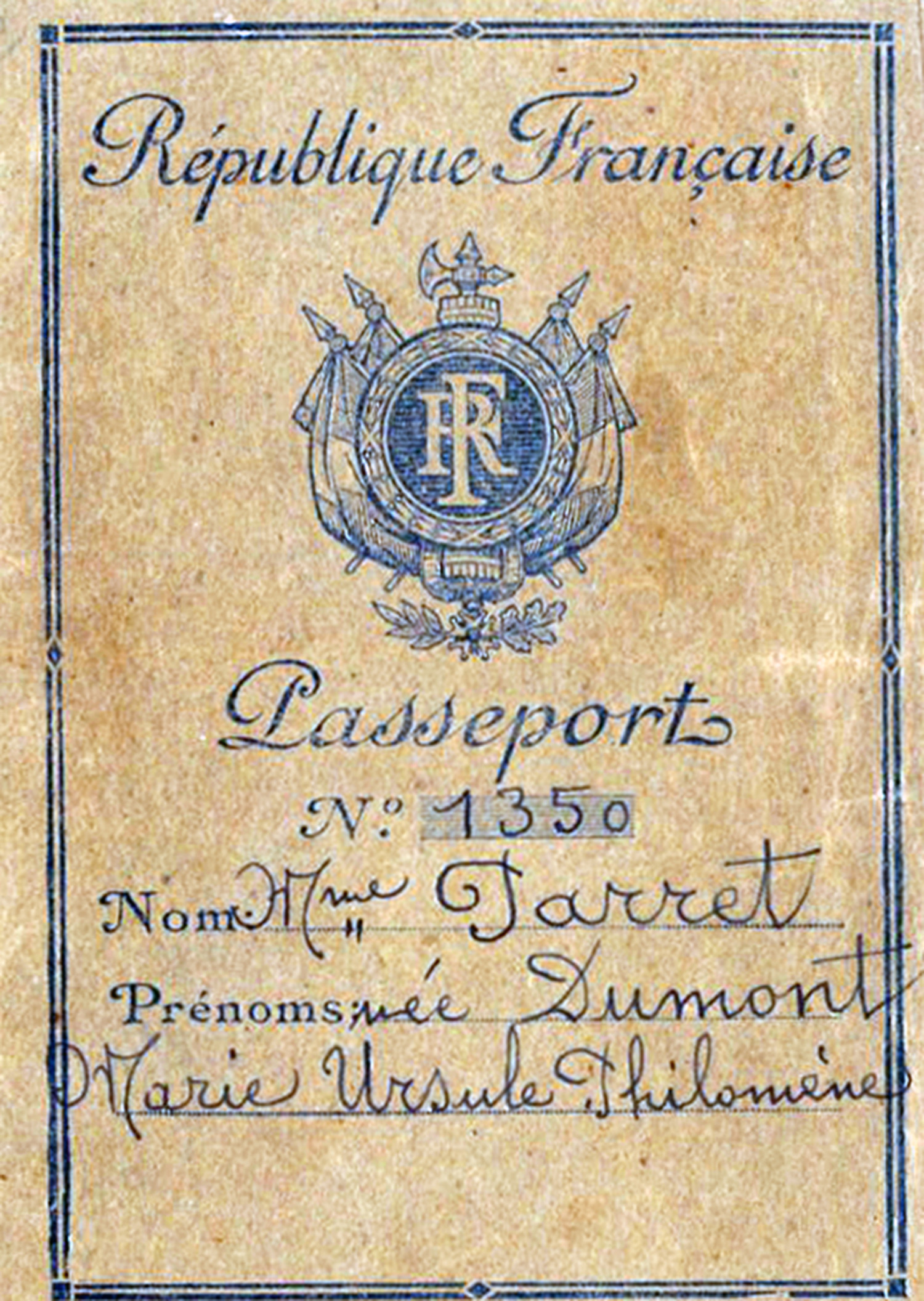 Gezeigt wird ein französischer Pass. 