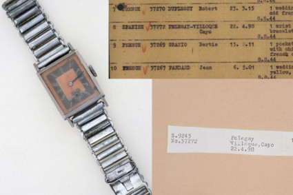 Eine silberne Armbanduhr liegt auf zwei Dokumenten.