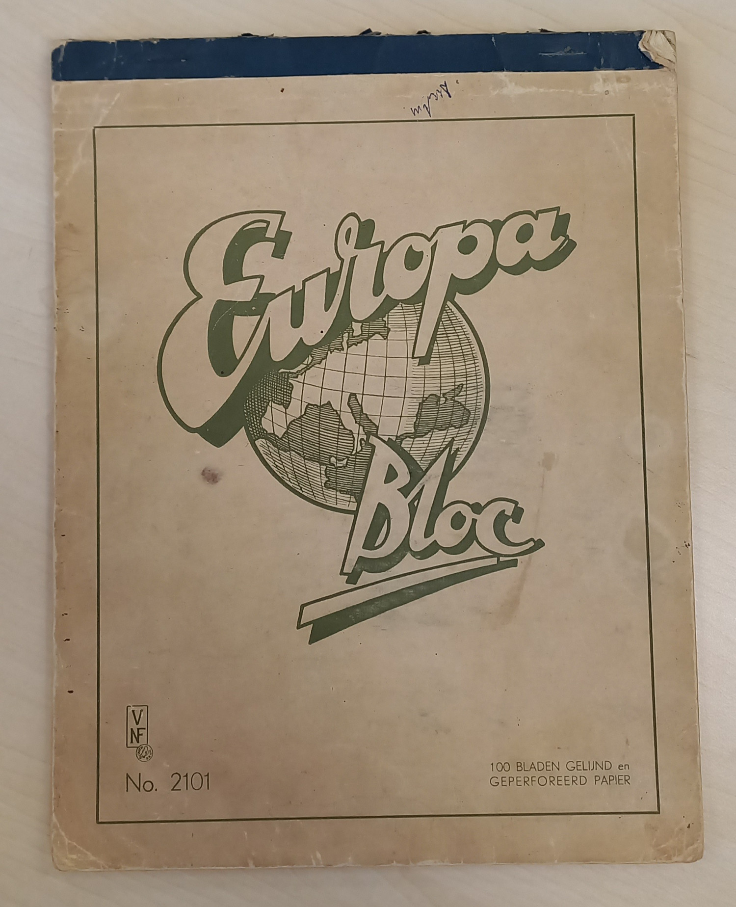 Abgebildet ist die Vorderseite eines älter aussehenden Schreibblocks mit der Schrift "EUROPA BLOC" und einer Weltkugel hinter diesem Schriftzug. Das Papier ist gelblich verblichen. 