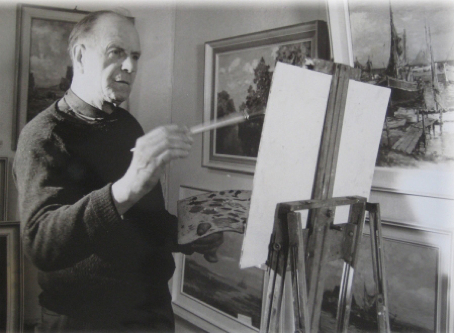 Gezeigt wird ein schwarz-weißes Bild. Es zeigt einem Mann (Paul Ernst Wilke), der vor einer Staffelei mit einer Leinwand darauf steht. Der Mann hält einen Pinsel in der rechten Hand und in der linken Hand hält er eine Palette mit verschiedenen Farben. Im Hintergrund sieht man verschiedene Gemälde, die unter anderem ein Segelboot und Naturszenen zeigen.  