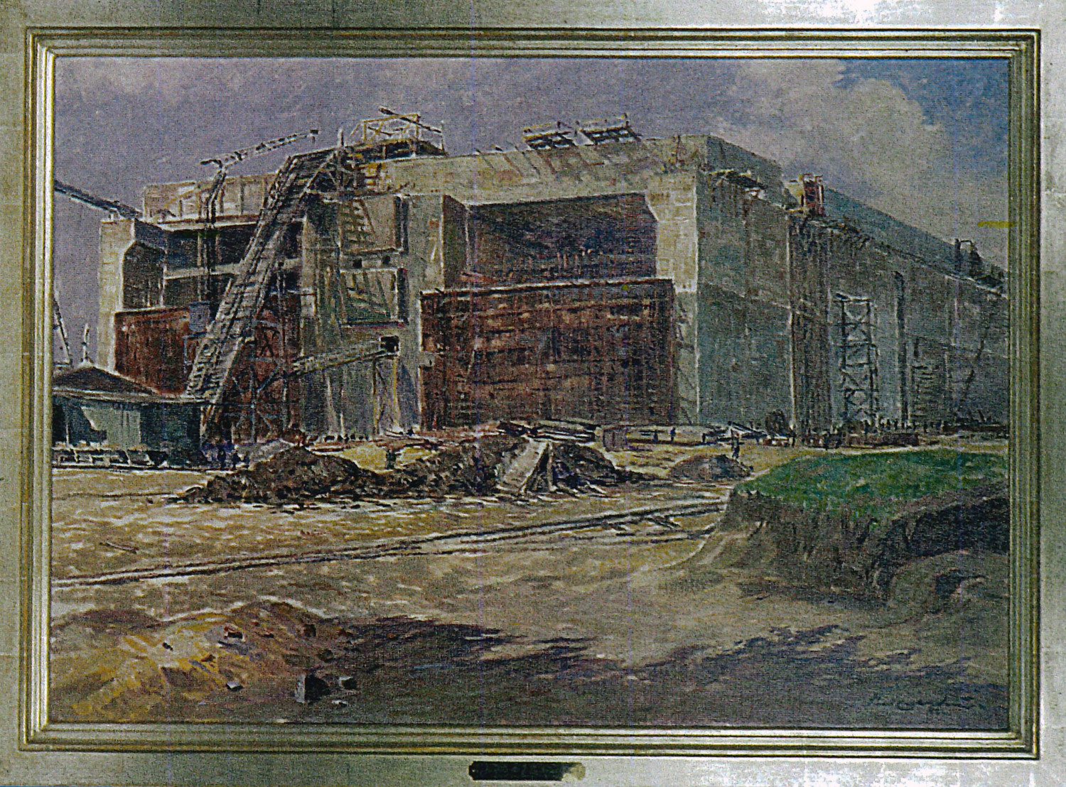 Abgebildet ist die Nahaufnahme eines mit Ölfarben gemalten Gemäldes. Auf dem Gemälde ist die Baustelle der Ostseite des Bunkers "Valentin" zu sehen. Am Gebäude sieht man Rampen aus Holz sowie Kräne. Links vor dem Gebäude steht ein Container. Zentral vor dem Gebäude liegen Bauteile. Rechts im Bild sieht man einen mit Gras bewachsenen kleinen Hügel.  