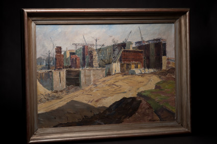 Gezeigt wird ein in einem Rahmen aufgestelltes Gemälde. Es wurde mit Ölfarben gemalt. Das Gemälde zeigt die Baustelle des Bunker "Valentin", man sieht noch nicht fertiggestellte Gebäude und Kräne, die um diese Gebäude stehen. Im Vordergrund ist ein Hügel aus Sand zu sehen. 