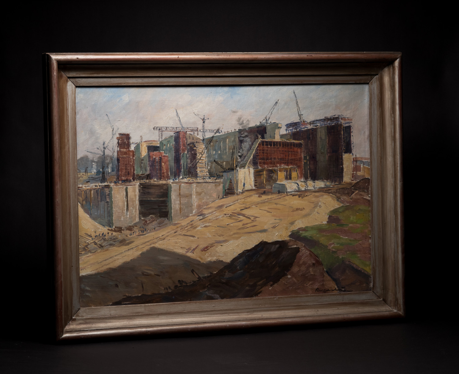 Gezeigt wird ein in einem Rahmen aufgestelltes Gemälde. Es wurde mit Ölfarben gemalt. Das Gemälde zeigt die Baustelle des Bunker "Valentin", man sieht noch nicht fertiggestellte Gebäude und Kräne, die um diese Gebäude stehen. Im Vordergrund ist ein Hügel aus Sand zu sehen.  