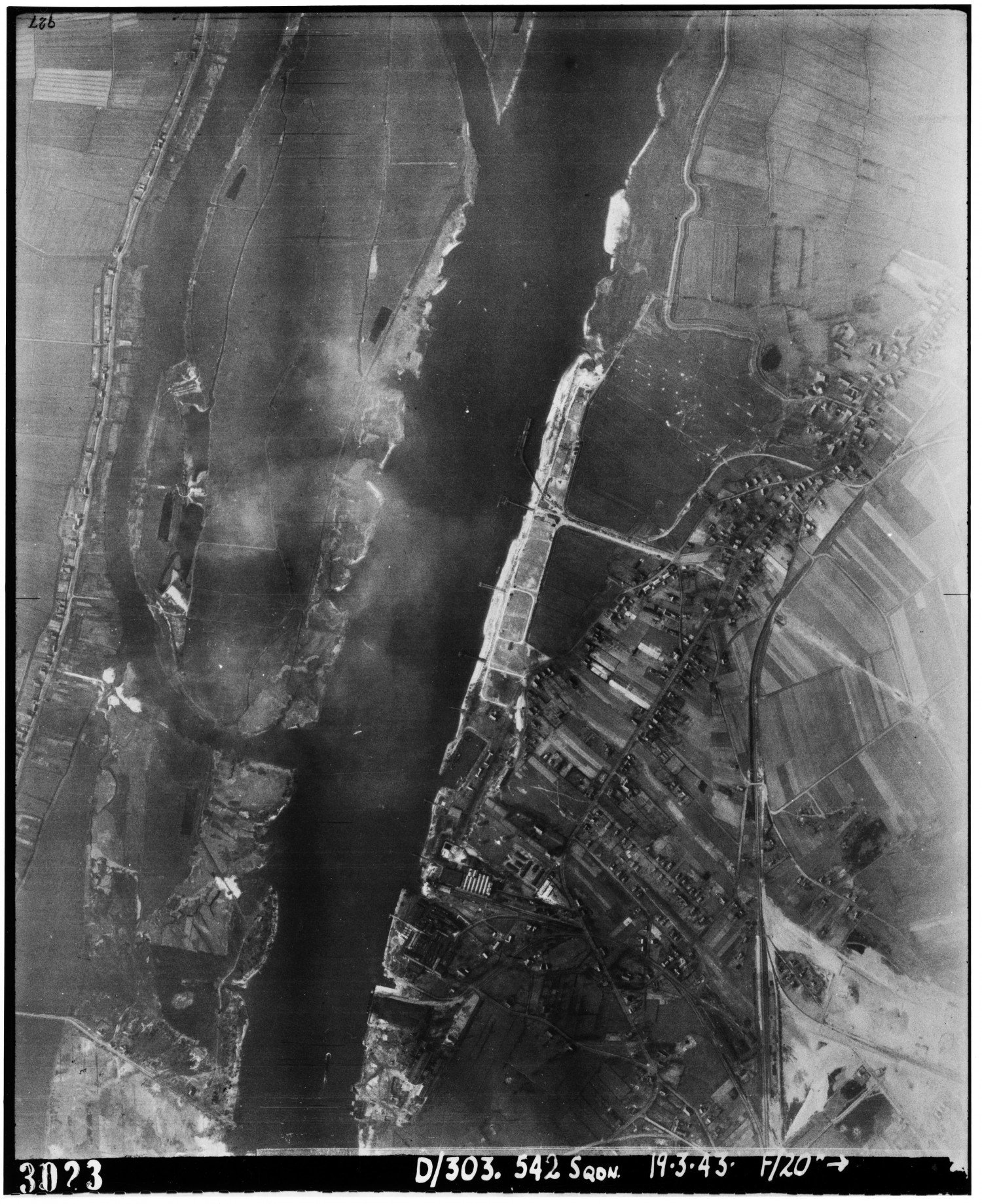 Gezeigt wird eine Luftaufnahme des Baugeländes vom Bunker. Mittig ist die Weser zu erkennen.  