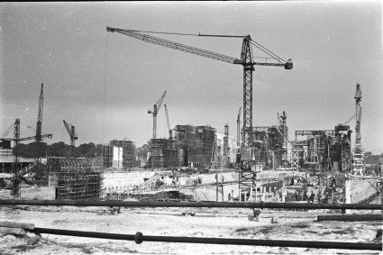 Das abgebildete Foto zeigt mehrere Kräne sowie Gerüste.