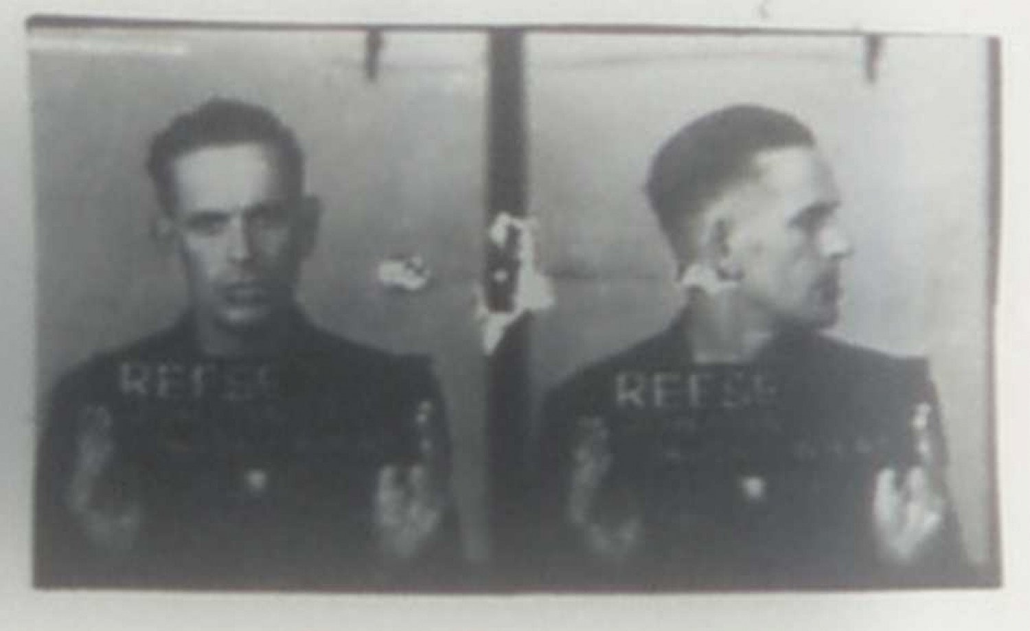 Gezeigt werden zwei Fotos: Sie zeigen denselben Mann, der eine Tafel mit seinem Nachnamen in das Bild hält. Das linke Bild zeigt ihn von vorne, das rechte Bild zeigt ihn zur Seite blickend.  