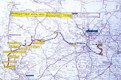 Abgebildet ist eine auf französisch geschriebene Karte. In Teilen markiert mit gelbem Textmarker. Die Karte zeigt das Gebiet um Hamburg und Bremen sowie Bremerhaven und Lüneburg. Eingezeichnet ist die Evakuierungsroute ab Bremen mit ihren Zwischenstopps. Anfangspunkt: Farge Blumenthal über Schwanewede, Uthlede, Hagen Bramstedt, Bokel, Stubbe, Kirchwistedt, Stubbe, Beverstedt, Barchel, Stade, Buxtehude und der Endpunkt Neuengamme gekennzeichnet mit einem Pfeil und den Buchstaben LNG. 