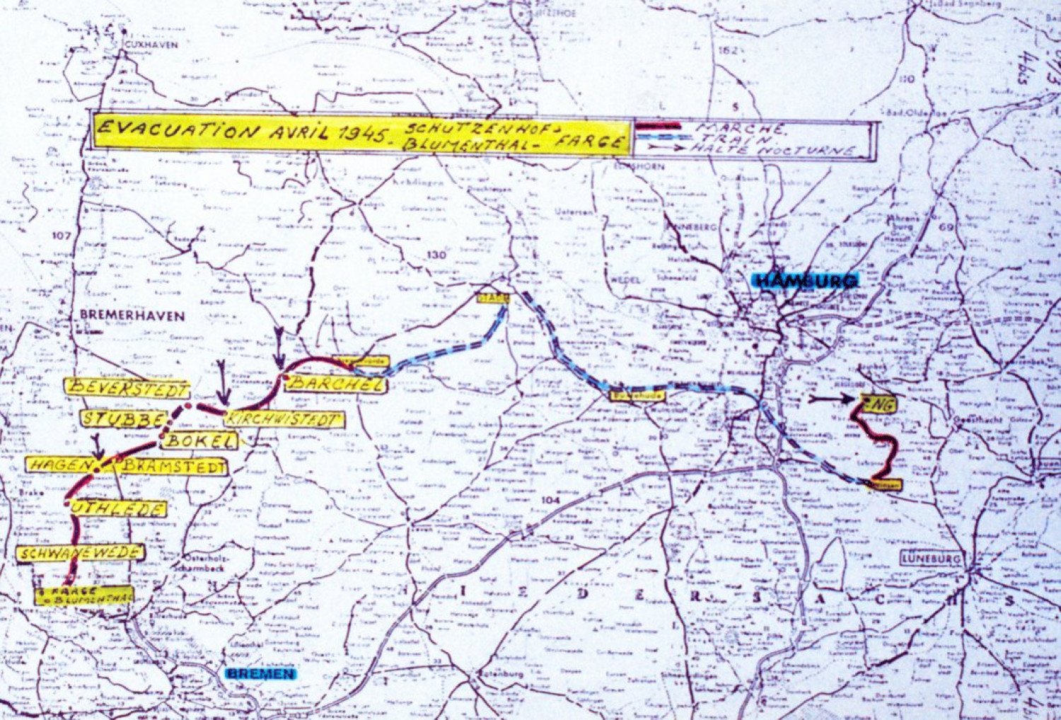 Abgebildet ist eine auf französisch geschriebene Karte. In Teilen markiert mit gelbem Textmarker. Die Karte zeigt das Gebiet um Hamburg und Bremen sowie Bremerhaven und Lüneburg. Eingezeichnet ist die Evakuierungsroute ab Bremen mit ihren Zwischenstopps. Anfangspunkt: Farge Blumenthal über Schwanewede, Uthlede, Hagen Bramstedt, Bokel, Stubbe, Kirchwistedt, Stubbe, Beverstedt, Barchel, Stade, Buxtehude und der Endpunkt Neuengamme gekennzeichnet mit einem Pfeil und den Buchstaben LNG.  