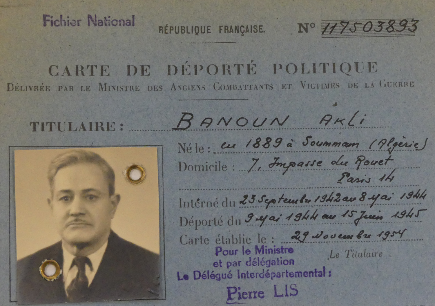 Abgebildet wird ein auf französisch verfasstes Dokument. In der unteren linken Ecke wird das Passfoto von Akli Banoune gezeigt, welches bereits ganz am Anfang beschrieben wurde.  