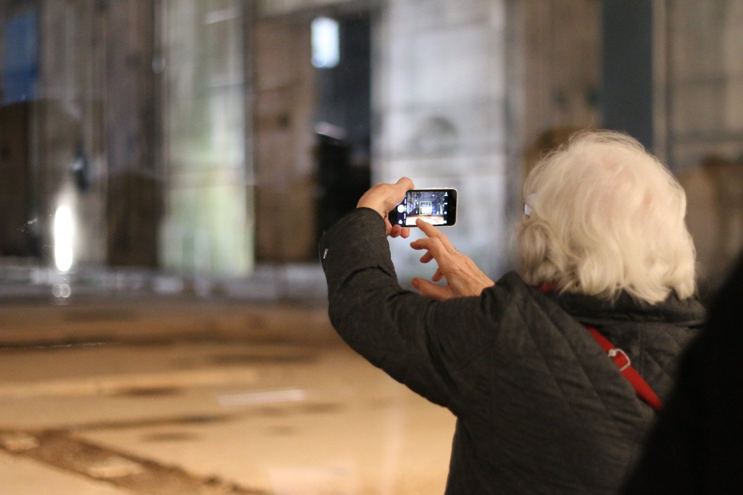 Eine Besucherin fotografiert den Ruinenteil mit ihrem Smartphone. 