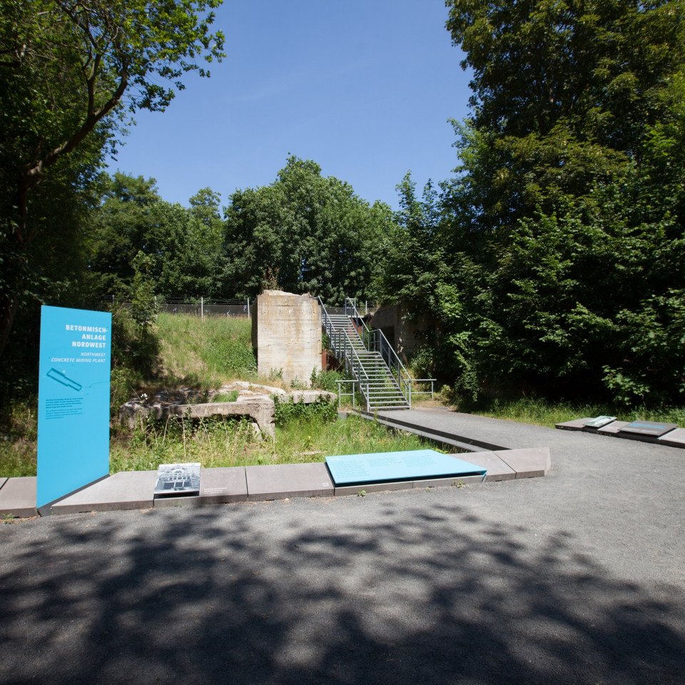 Die Station "Betonmischanlage Nordwest" mit Treppe