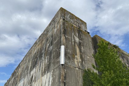 Silberne, 2 Meter hohe metallische Harfenkonstruktion an der Fassade des Bunkers